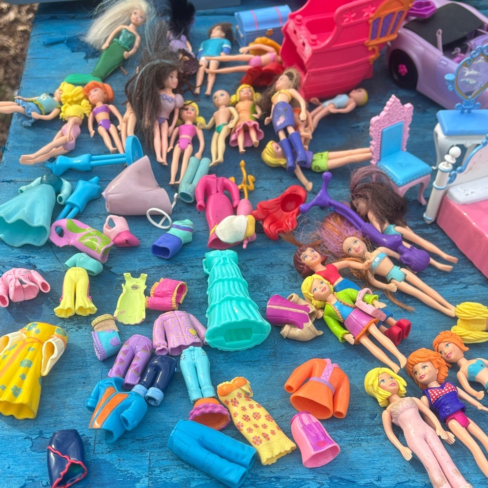 25 polly pocket dolls with lots of Clothes & Accessories
